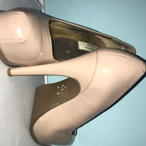 Size 6 Vera Wang nude pumps